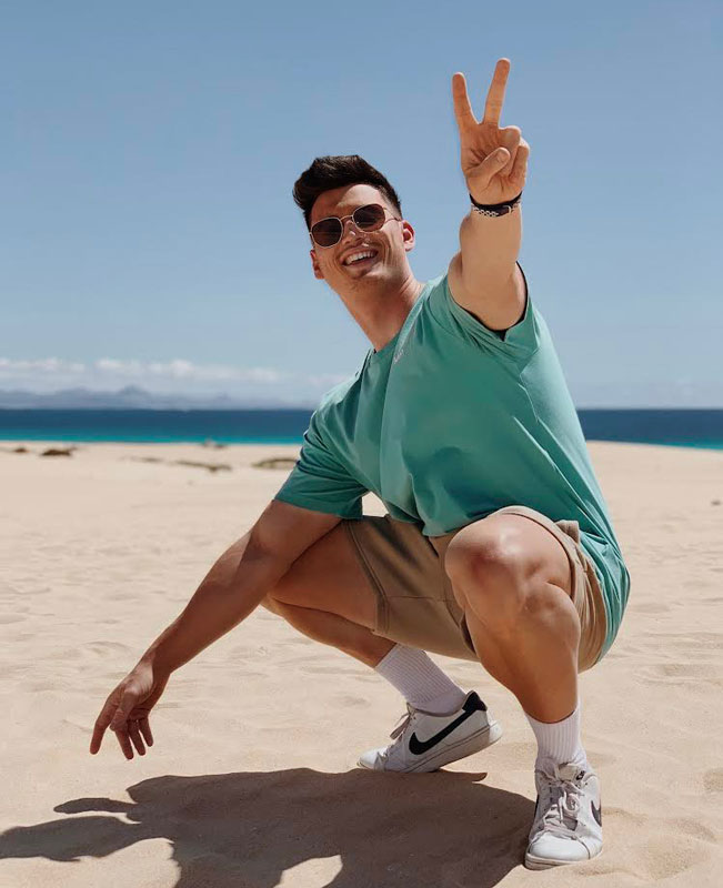 Foto de la entrenadora sonriendo en la playa.